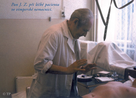Pan J. Z. při léčbě pacienta ve vimperské nemocnici.