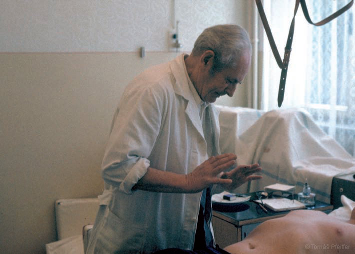 Pan Josef Zezulka při léčbě pacienta ve vimperské nemocnici.